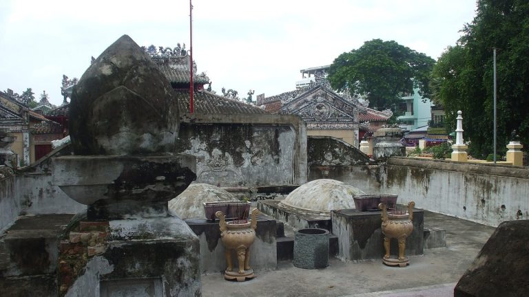 Lễ tảo mộ Thanh minh: con cháu tề tựu về khu mộ tổ