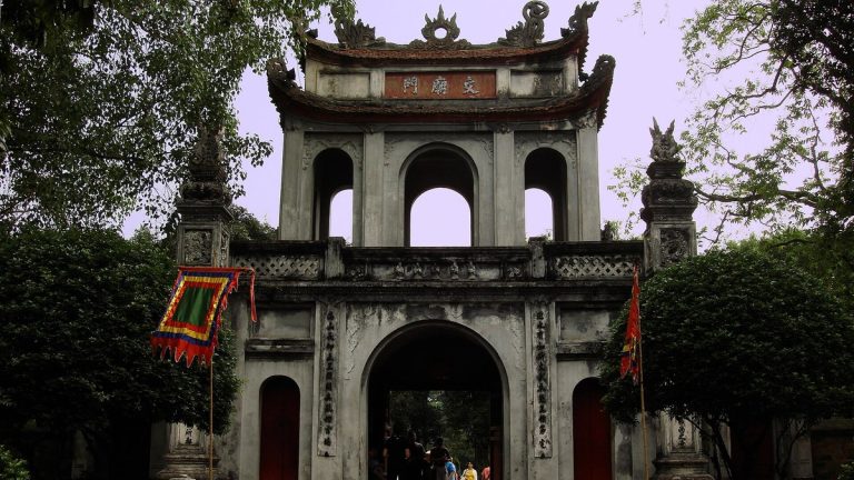 Trao học bổng cho con cháu vượt khó học giỏi