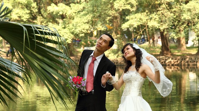 Việc hỷ: cưới hỏi và vai trò của họ hàng hai bên