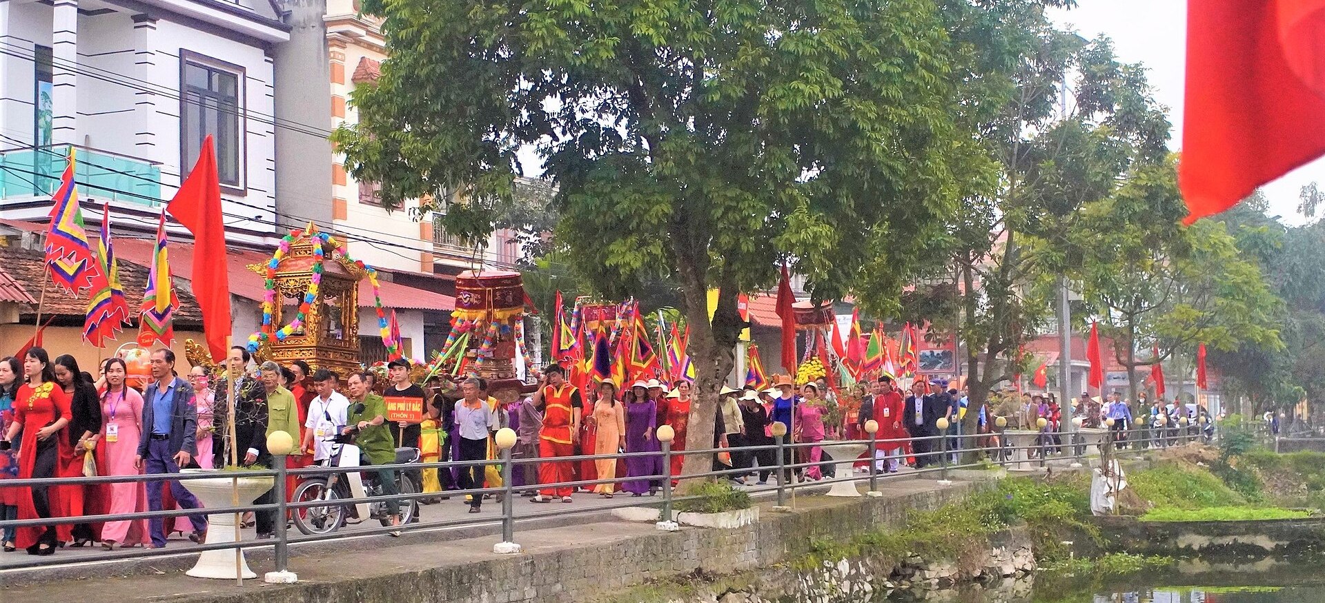 Lễ hội làng — con cháu muôn phương tìm về